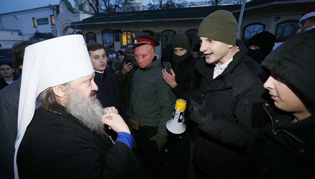 Украинские националисты заблокировали Киево-Печерскую лавру