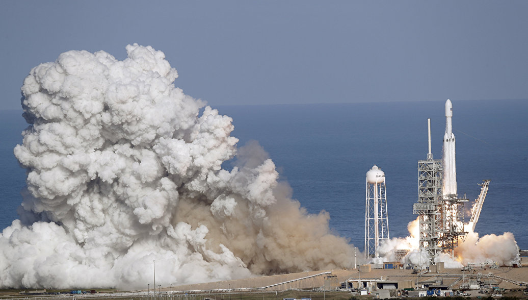 Центральный ускоритель новой ракеты Falcon Heavy разбился при посадке