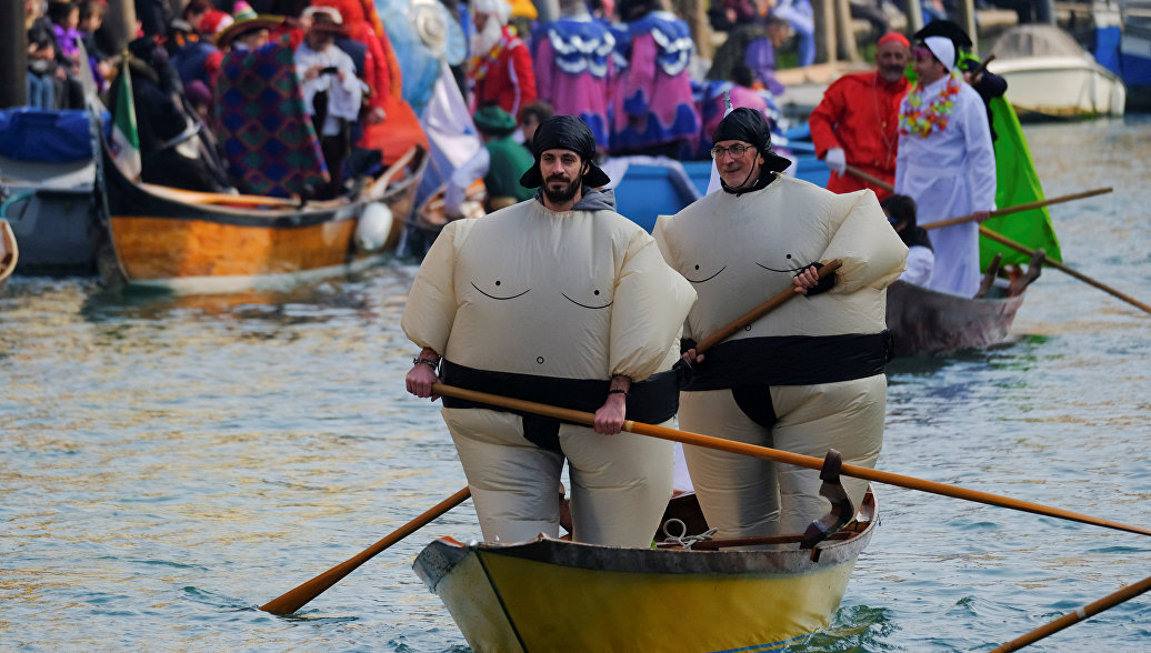 В Венеции гондольеры приостановили катания по воде из-за обмеления каналов