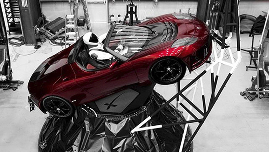 Илон Маск опубликовал последнее фото манекена в Tesla Roadster в космосе