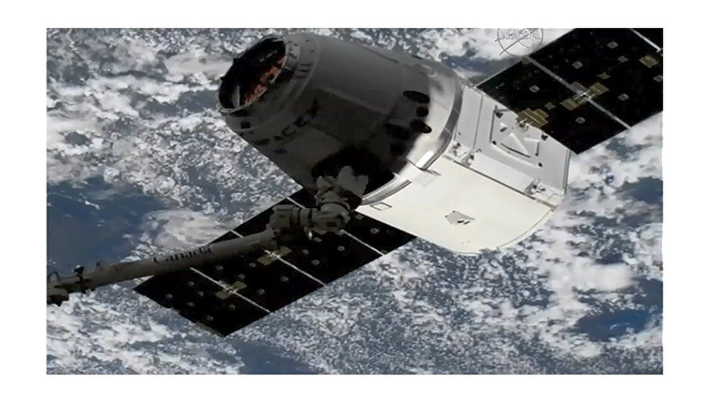 Космический грузовик Dragon пристыковался к МКС
