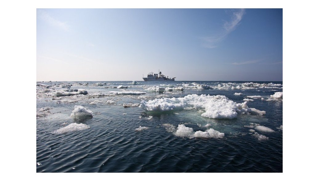 Около десяти рыбаков оказались на льдине в Охотском море