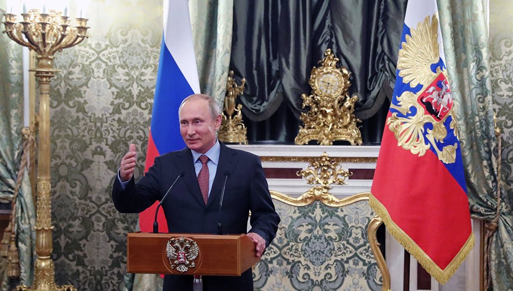 Путин поблагодарил членов правительства за работу