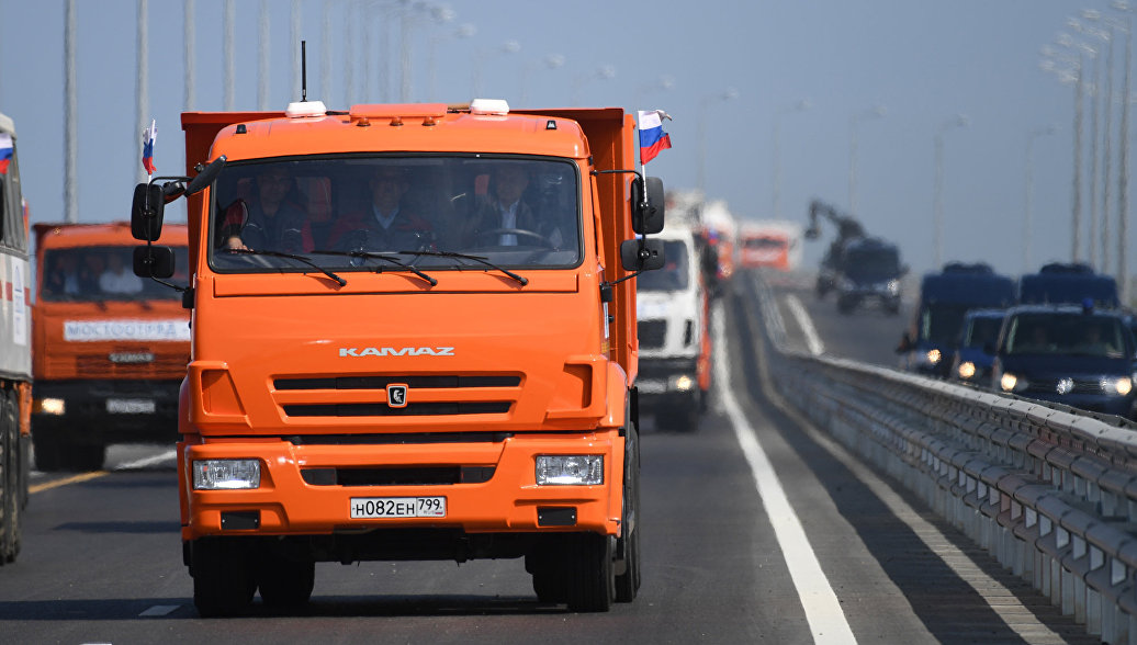 Колонны автомобилистов и байкеров встретились на арке Крымского моста