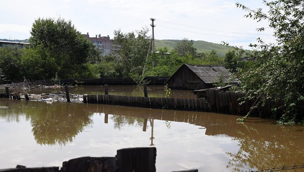 В амурском селе вода перелилась через дамбу и подтопила участки