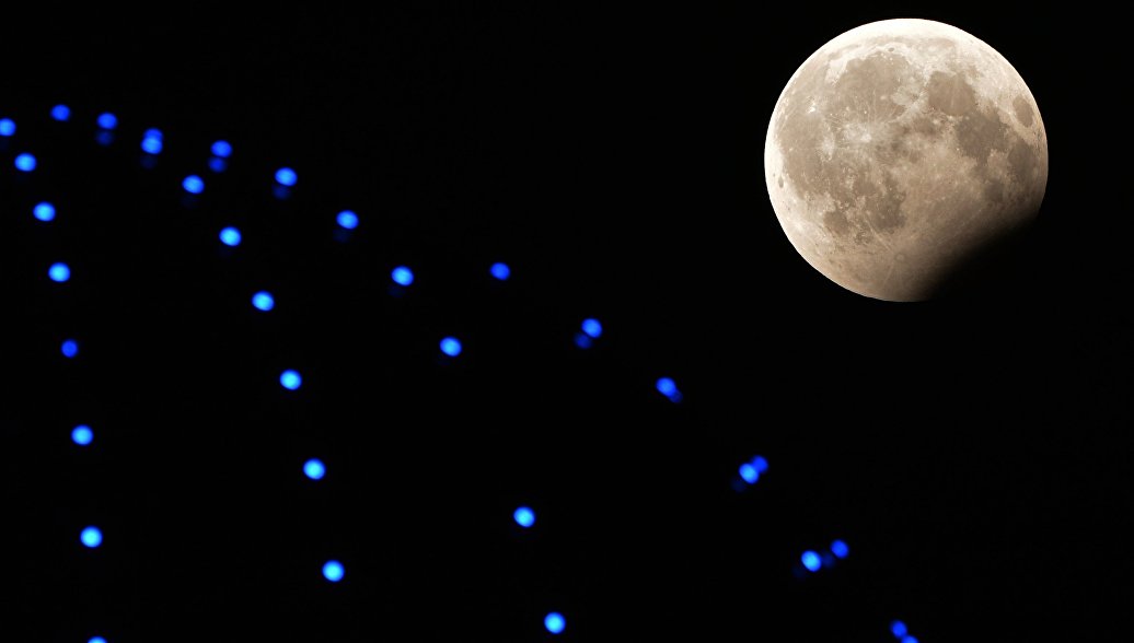 Очевидцы показали кадры самого длительного лунного затмения XXI века‍