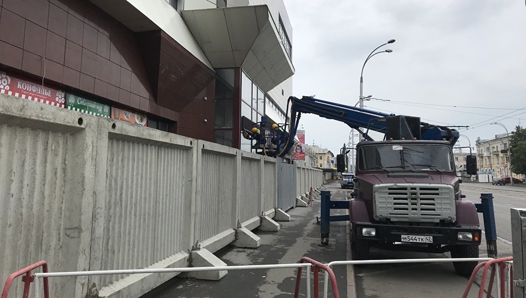 В Кемерово начали демонтаж внешних элементов на здании ТЦ 