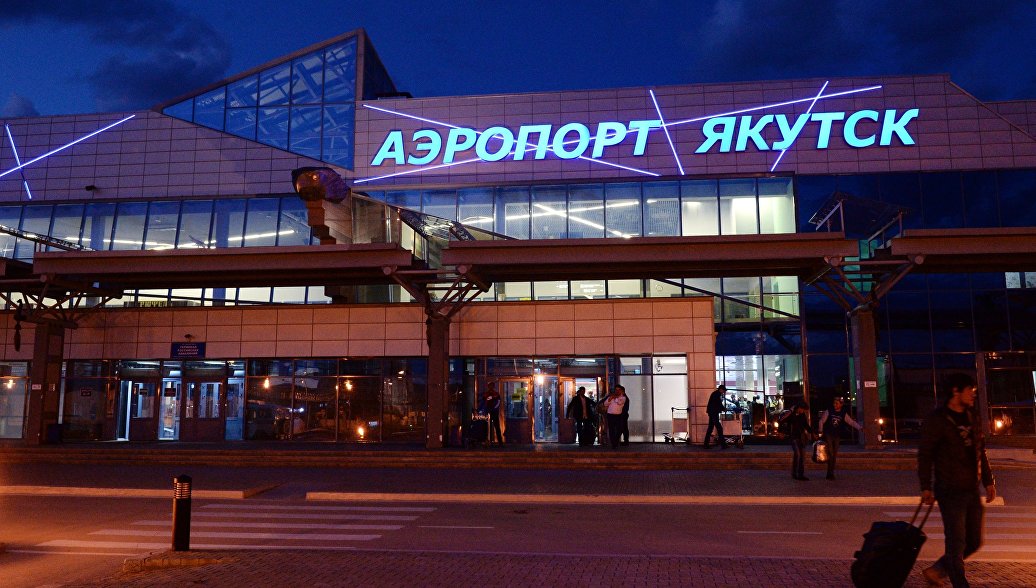 В аэропорту Якутска самолет SSJ100 выкатился за пределы ВПП