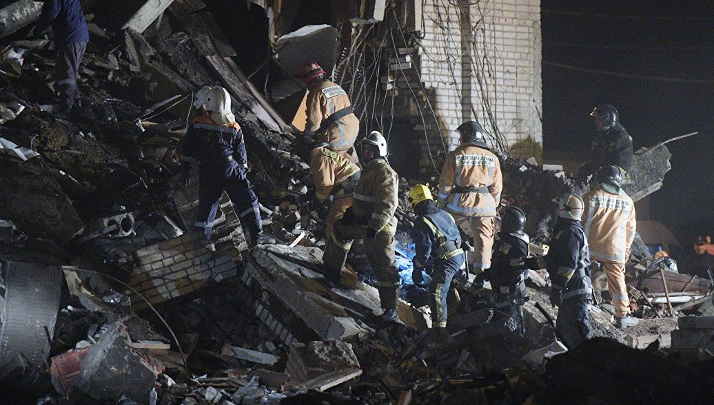 Четвертого погибшего нашли под завалами после взрыва на заводе в Гатчине