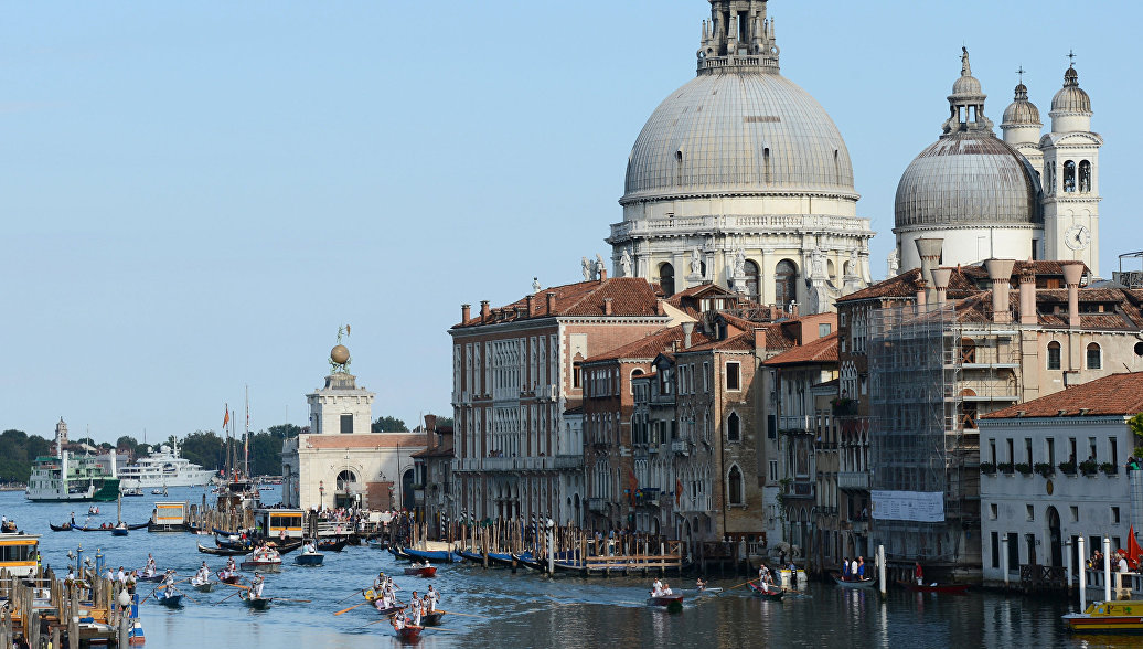 В Венеции затопленный туалет испортил гобелены Хуана Миро