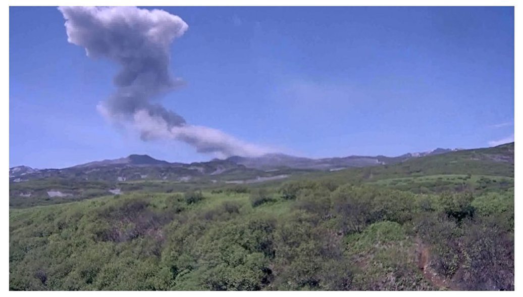 На Курилах вулкан Эбеко выбросил пепел высотой до 4,5 километра