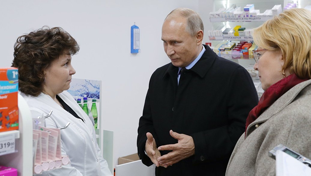 Путин проверил наличие лекарств в петербургской аптеке
