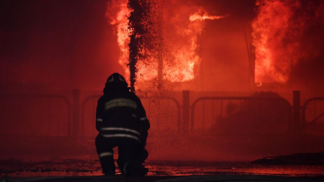 Площадь пожара на складе в Петербурге превысила 300 квадратных метров