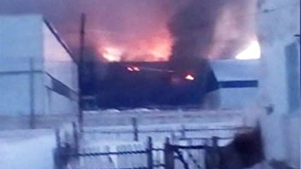 Спасатели сообщили, что продолжают тушить пожар на заводе в Оренбуржье