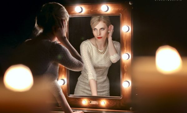 Как выбрать зеркало для нанесения макияжа?